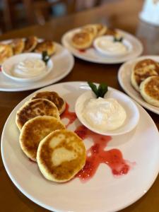 einen Tisch mit Pfannkuchen und Soße in der Unterkunft Hotel Villa Eniseli in Eniseli