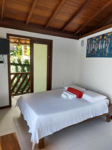 ein Schlafzimmer mit einem Bett mit zwei Handtüchern darauf in der Unterkunft Pousada Residence Vila das Flores in Morro de São Paulo