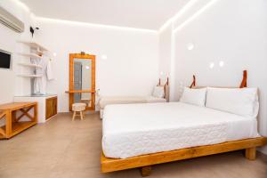 Ένα ή περισσότερα κρεβάτια σε δωμάτιο στο Hotel Thira