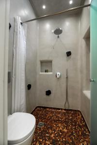 Ένα μπάνιο στο Hotel Thira