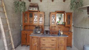 een keuken met houten kasten en een aanrecht bij Sotto La Vigna Charm Stay Adults only vacation Appartement Hayloft in Montegrosso dʼAsti
