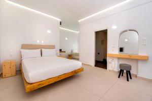Ένα ή περισσότερα κρεβάτια σε δωμάτιο στο Hotel Thira