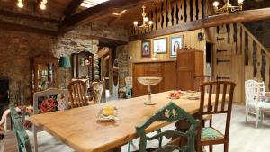 ein Esszimmer mit einem Holztisch und Stühlen in der Unterkunft Casa do Bico in Becerreá