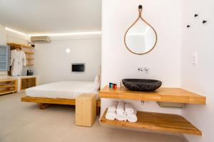 Ένα ή περισσότερα κρεβάτια σε δωμάτιο στο Hotel Thira