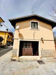 a small building with a door on the side of it at La Villetta in Cansano