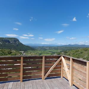 d'un balcon avec une clôture et une vue sur les montagnes. dans l'établissement Lodge avec vue imprenable !, à Vingrau