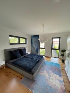 - une chambre avec un grand lit et un tapis bleu dans l'établissement Ferienwohnung Erika, à Dahn