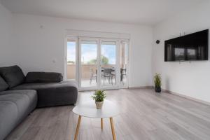 TV a/nebo společenská místnost v ubytování Apartmani Villa Ruby