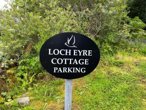 Una señal que dice que vigilen el estacionamiento del vagón. en Loch Eyre Cottage, en Kensaleyre