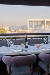 uma mesa com copos e uma garrafa de vinho em GentleTom em Istambul