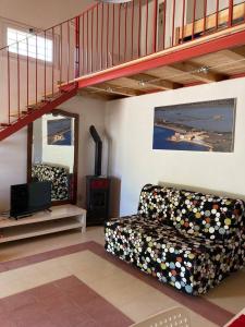 salon z kanapą i schodami w obiekcie Casa Zupparda Noto w mieście Noto Marina