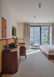 una camera d'albergo con un letto e una grande finestra di GentleTom a Istanbul