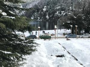 un aparcamiento cubierto de nieve con coches aparcados en él en Rucalaufquen en San Martín de los Andes