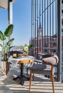 un tavolo e due sedie su un balcone con un edificio di GentleTom a Istanbul Altre 52 foto