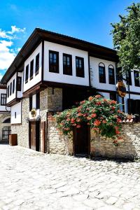 un edificio con un fioraio di fronte di Yedekcioğlu Konak a Karabük