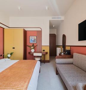 ein Hotelzimmer mit einem Bett und einem Sofa in der Unterkunft GentleTom in Istanbul