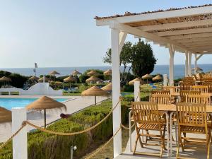 Bazén v ubytování Vivenda Jardim Mar Algarve Porches nebo v jeho okolí