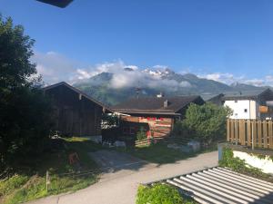 einen Blick auf ein Haus mit einem Berg im Hintergrund in der Unterkunft Apartmán Fürth in Kaprun