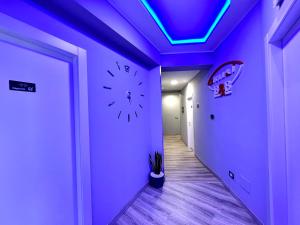 a hallway with a clock and a blue ceiling at Siclari B&B-Rooms&Suite in Taurianova