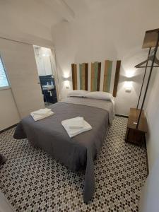 a bedroom with a bed with two towels on it at La casa di Zefiro in Corniglia