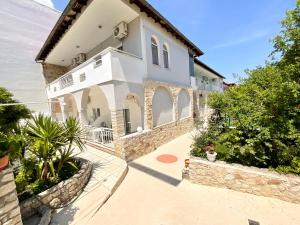 una casa con un camminamento in pietra di fronte di Hotel Pighi a Kriopigi