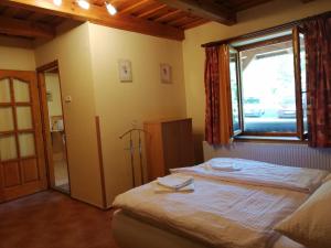 - une petite chambre avec un lit et une fenêtre dans l'établissement Flóra Apartmanok, à Kehidakustány
