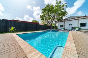 una piscina en el patio trasero de una casa en Pool Boutique Villa by the Beach 1, en Hallandale Beach
