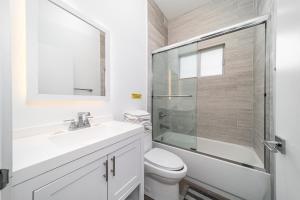 Un baño con inodoro, lavabo y ducha. en Pool Boutique Villa by the Beach 1, en Hallandale Beach 18 fotos más