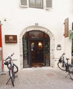 een groep fietsen geparkeerd buiten een hotel bij Hotel de la Couronne in Aix-les-Bains
