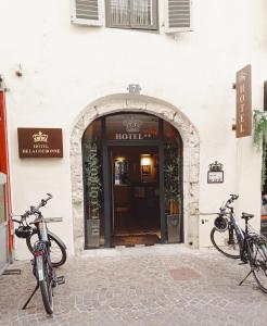 um grupo de bicicletas estacionadas fora de um hotel em Hotel de la Couronne em Aix-les-Bains