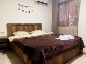 ein Bett mit zwei Handtüchern darauf in einem Schlafzimmer in der Unterkunft Hotel Villa Eniseli in Eniseli