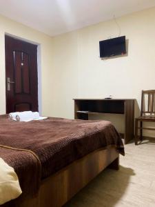 Un pat sau paturi într-o cameră la Hotel Villa Eniseli
