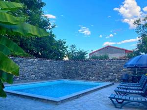 Piscina de la sau aproape de Hotel Villa Eniseli
