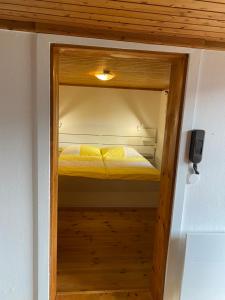 małą sypialnię z łóżkiem w małym pokoju w obiekcie Haus Ebenberghof w mieście Zell am See
