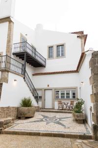 een wit huis met een trap en een patio bij Casa do Visconde 