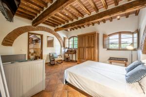 ein Schlafzimmer mit einem Bett und einem Schreibtisch in einem Zimmer in der Unterkunft Hotel More di Cuna in Monteroni dʼArbia