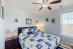 1 dormitorio con 1 cama y ventilador de techo en Sunset Pointe, en Hampton