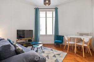- un salon avec un canapé et une table dans l'établissement Suite A Lorraine FSHH, à Nice