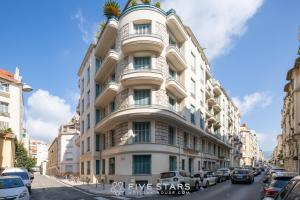 a tall white building on a city street at Suite A Lorraine FSHH in Nice