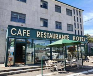 Hotel relojero في لا غودينيا: مطعم المقهى والطاولات والكراسي امام المبنى