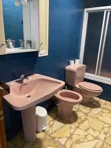 Hotel relojero في لا غودينيا: حمام مع حوض ومرحاض