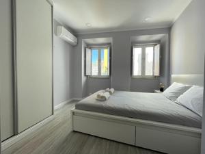 a bedroom with a large bed and a large mirror at CASA ALCOCHETANA in Alcochete