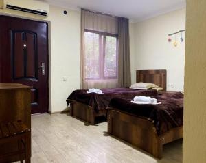 Un pat sau paturi într-o cameră la Hotel Villa Eniseli