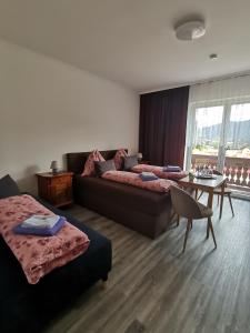 Zimmer mit 2 Betten, einem Sofa und einem Tisch in der Unterkunft Haus Bergblick in Oberort