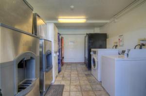 a laundry room with a washer and dryer at Motel 6-Orlando, FL - Winter Park in Orlando