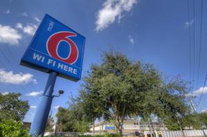 a sign for a w fit here on a pole at Motel 6-Orlando, FL - Winter Park in Orlando +22 photos