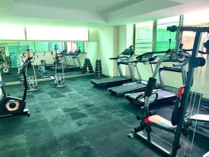 une salle de sport avec plusieurs machines de course dans une pièce dans l'établissement Ecuabook Aquamira 6D malecón Salinas, à Salinas