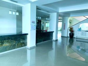 un hall vide d'un hôpital avec comptoir dans l'établissement Ecuabook Aquamira 6D malecón Salinas, à Salinas 33 autres photos
