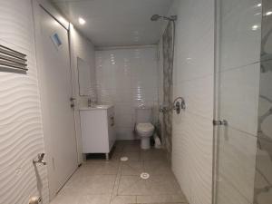 Private rooms near the beach center的一间浴室