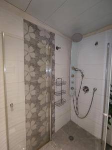 Private rooms near the beach center的一间浴室